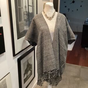 LOFT BLACK & WHITE HIUNDSTOOTH CAPE. ARMS TOO M/ L